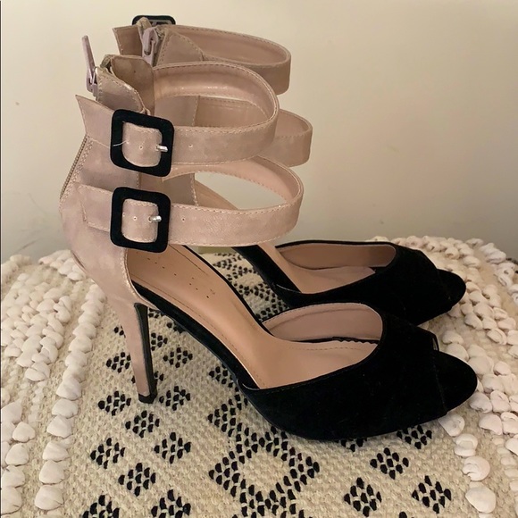 Liliana Shoes - Super cute nude and black open toe heels 9